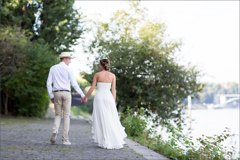 Hochzeit Fotoshooting Brautpaar am Hundestrand in Basel