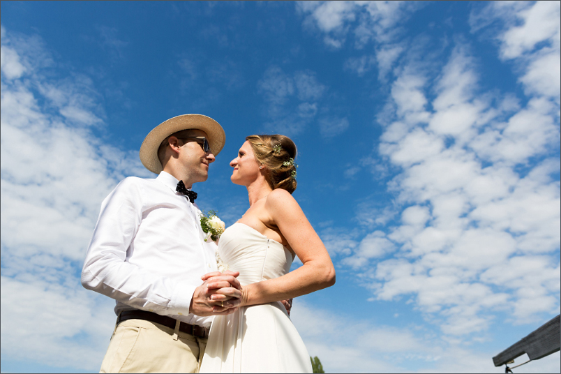 Hochzeit Fotoshooting Brautpaar mit blauen Himmel