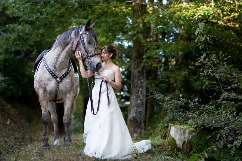 Braut mit Pferd beim Paffenberg in der Nähe von Zell im Wiesental (Landkreis Lörrach)