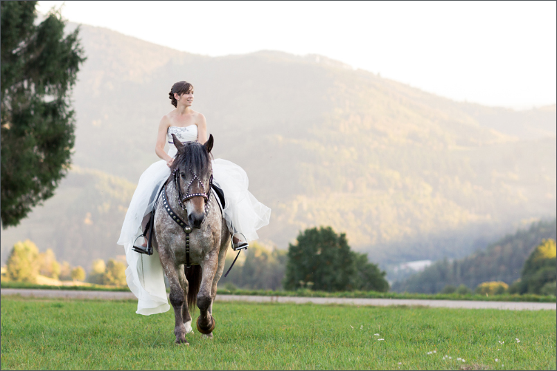Braut mit Pferd beim Paffenberg in der Nähe von Zell im Wiesental