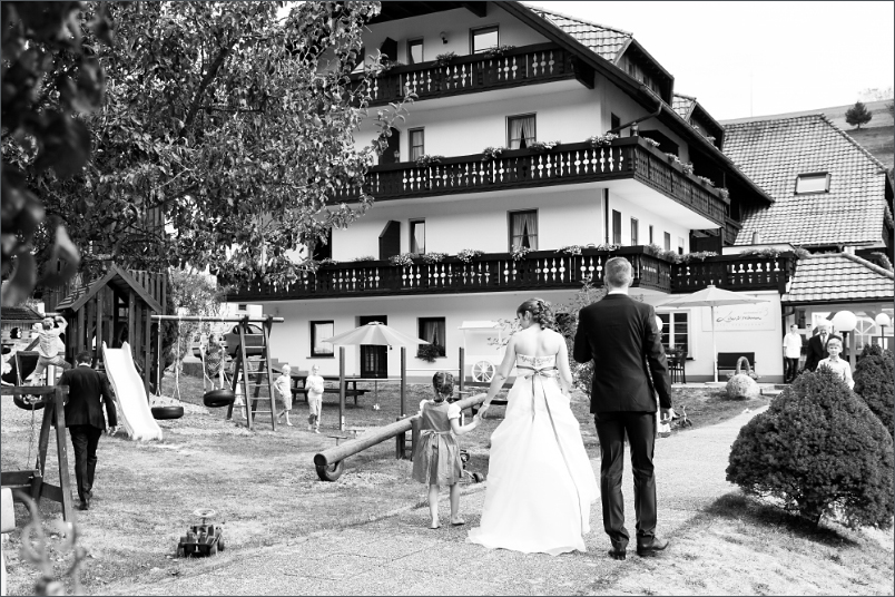 Restaurant Zum Fröhlichen Landmann in Hinterzarten mit Brautpaar - Hochzeitreportage