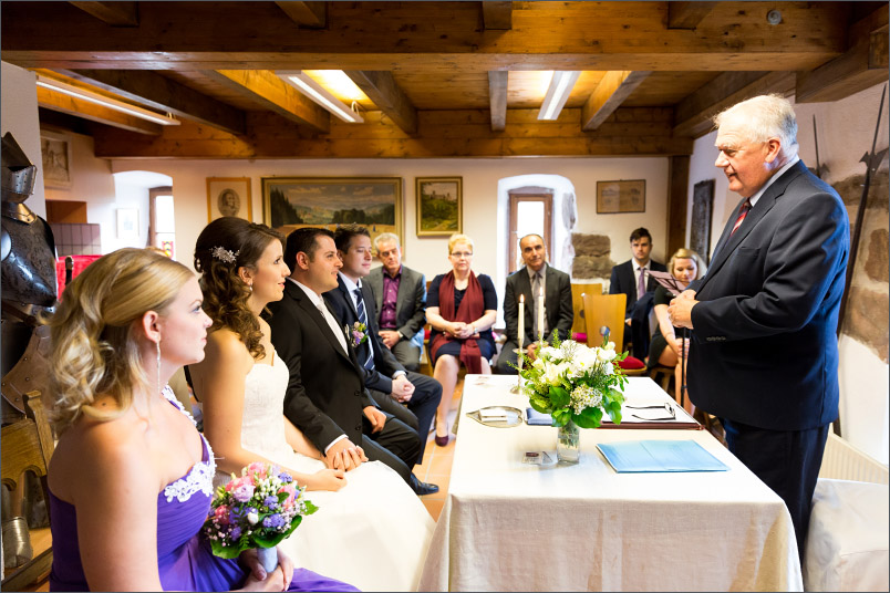 Standesamtliche Trauung auf Burg Rötteln. Hochzeit Lörrach fotografiert von Fotograf Soraya Häßler