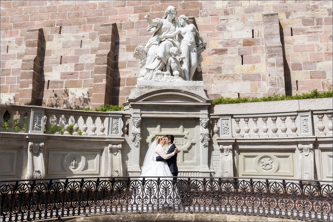 Brautpaar bei der Donauquelle in Donaueschingen