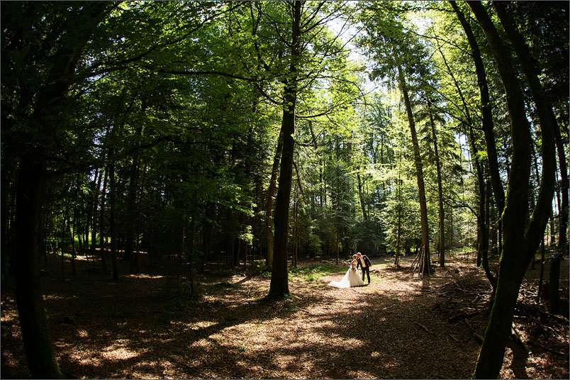 Natürliche Hochzeitreportage mit romantischen Brautpaar Fotoshooting in Wolfwil. Fotografiert von Soraya Häßler.