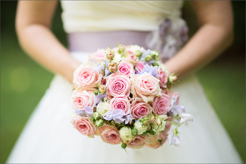 Natürliche Hochzeitreportage mit romantischen Brautpaar Fotoshooting in Wolfwil. Fotografiert von Soraya Häßler.