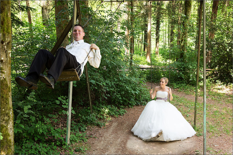 Natürliche Hochzeitreportage mit romantischen Brautpaar Fotoshooting in Wolfwil. Fotografiert von Soraya Häßler.