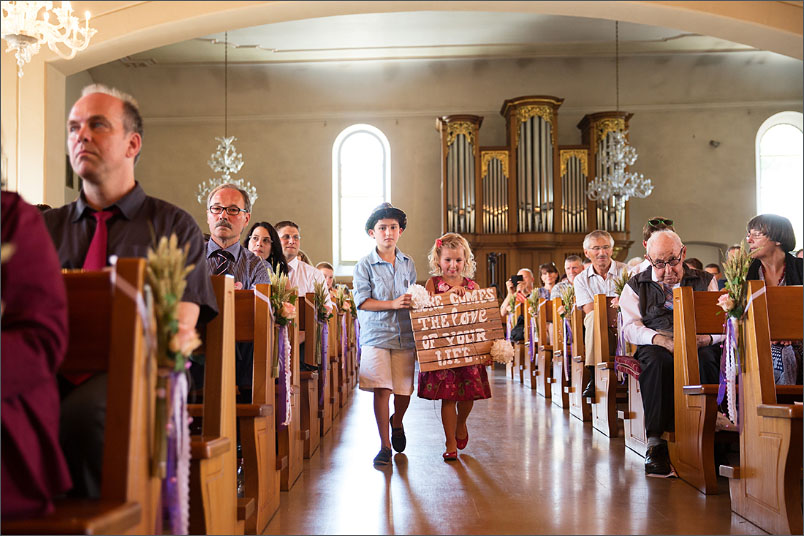 Natürliche Hochzeitreportage mit kirchlicher Trauung in Wolfwil. Fotografiert von Soraya Häßler aus Rheinfelden.