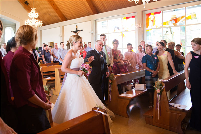 Natürliche Hochzeitreportage mit kirchlicher Trauung in Wolfwil. Fotografiert von Soraya Häßler aus Rheinfelden.