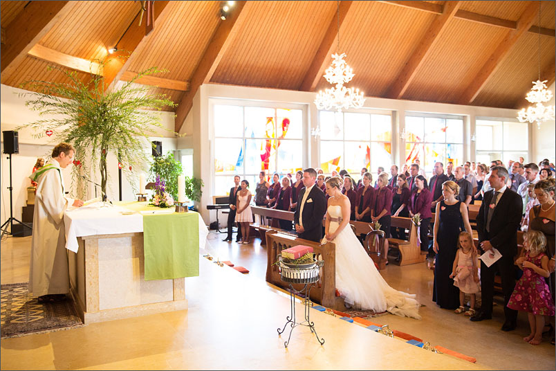 Natürliche Hochzeitreportage mit kirchlicher Trauung in Wolfwil. Fotografiert von Soraya Häßler aus Rheinfelden.