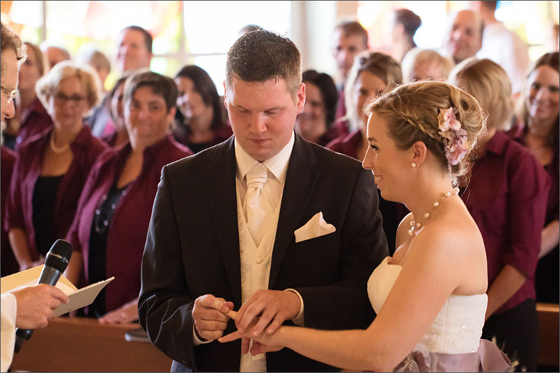 Natürliche Hochzeitreportage mit kirchlicher Trauung in Wolfwil. Fotografiert von Soraya Häßler aus Rheinfelden.