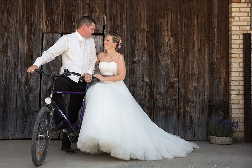 Natürliche Hochzeitreportage mit romantischen Brautpaar Fotoshooting Wolfwil. Fotografiert von Soraya Häßler aus Rheinfelden.