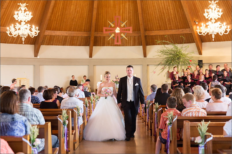 Natürliche Hochzeitreportage mit kirchlicher Trauung in Wolfwil. Fotografiert von Soraya Häßler aus Rheinfelden.