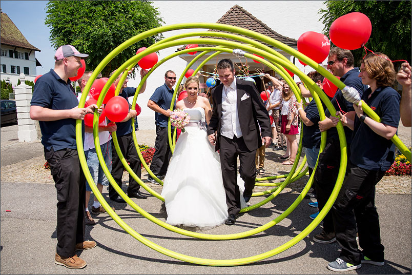 Natürliche Hochzeitreportage Spalier der Feuerwehr in Wolfwil. Fotografiert von Soraya Häßler aus Rheinfelden.