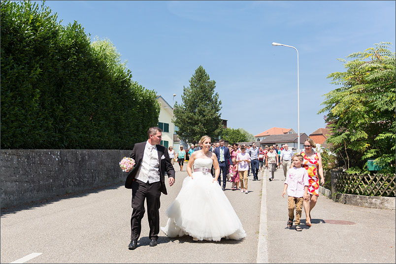 Natürliche Hochzeitreportage mit Spaziergang in Wolfwil. Fotografiert von Soraya Häßler aus Rheinfelden.