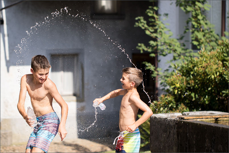 Natürliche Hochzeitreportage mit Apéro Sektempfang in Wolfwil. Fotografiert von Soraya Häßler aus Rheinfelden.