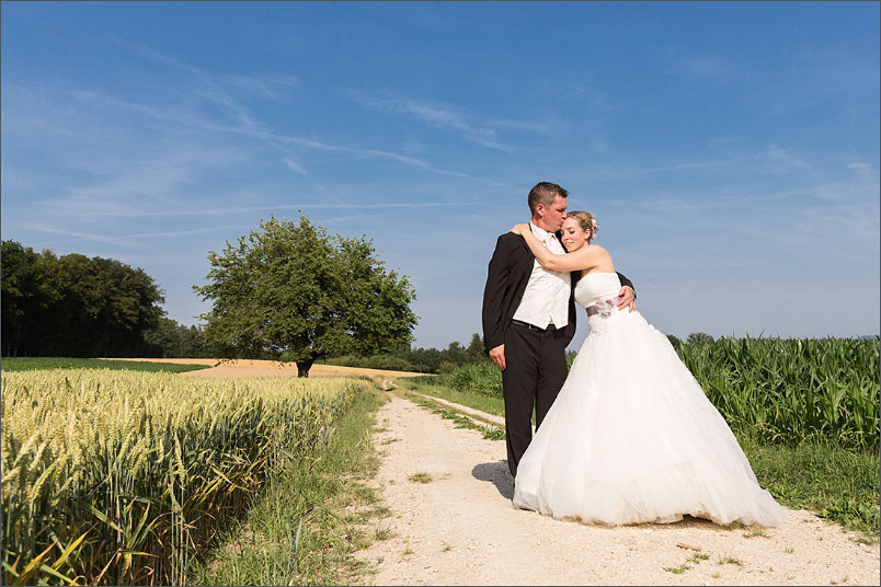 Natürliche Hochzeitreportage Brautpaar im Feld. Fotografiert von Soraya Häßler aus Rheinfelden.