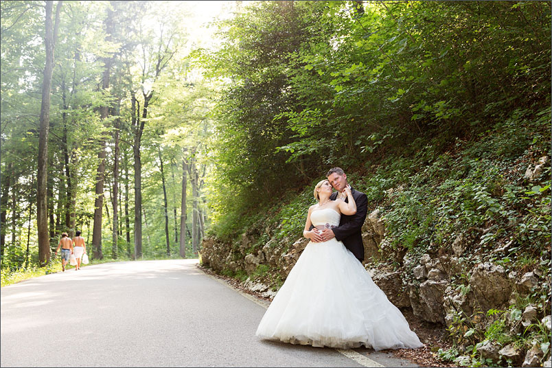 Natürliche Hochzeitreportage Brautpaar im Wald. Fotografiert von Soraya Häßler aus Rheinfelden.