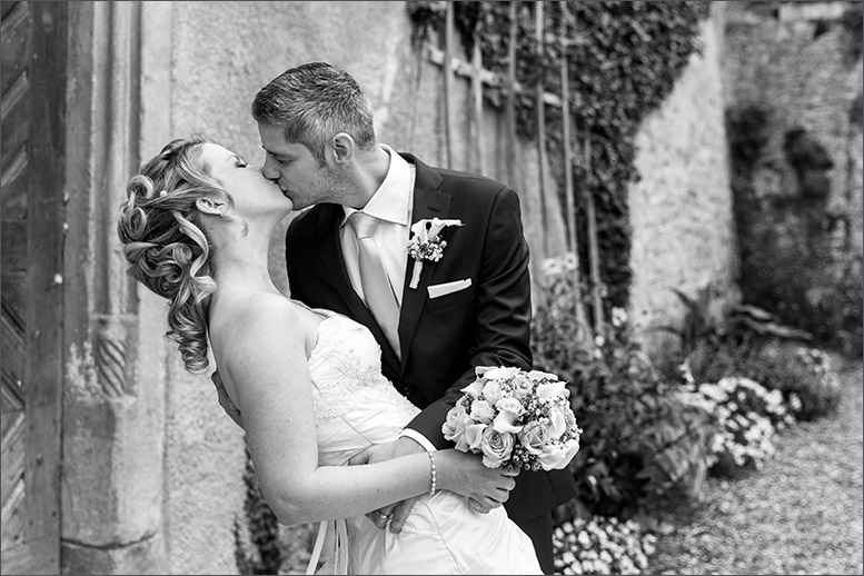 Brautpaar Fotoshooting auf Schloss Wildenstein (Bad Bubendorf) fotografiert von der Fotografin Soraya Häßler - Bee Lucky Pictures