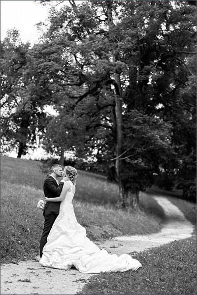Brautpaar Fotoshooting auf Schloss Wildenstein (Bad Bubendorf) fotografiert von der Fotografin Soraya Häßler - Bee Lucky Pictures