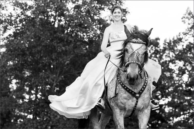 Braut mit Pferd beim Paffenberg in der Nähe von Zell im Wiesental
