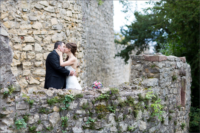 Brautpaar Fotoshooting auf Burg Rötteln. Hochzeit Lörrach fotografiert von Fotograf Soraya Häßler aus Rheinfelden