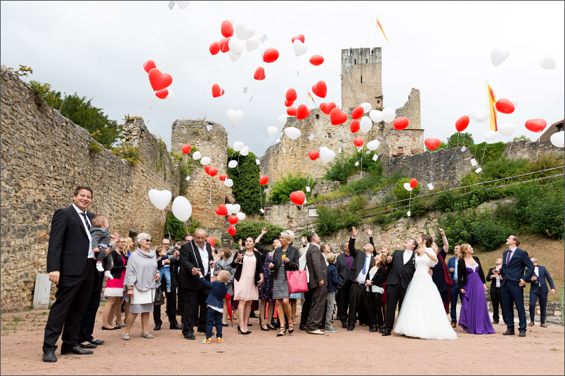Hochzeitreportage Lörrach. Sektempfang auf Burg Rötteln. Fotografiert von Fotograf Soraya Häßler aus Rheinfelden