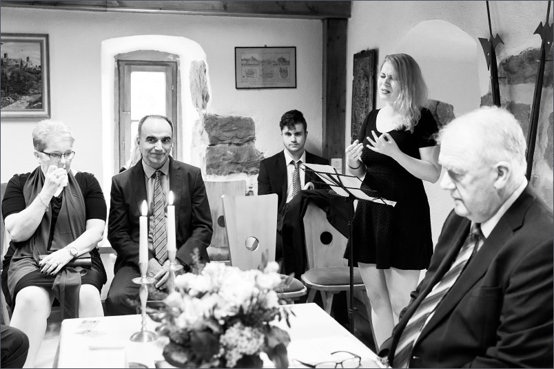 Standesamtliche Trauung auf Burg Rötteln. Hochzeit Lörrach fotografiert von Fotograf Soraya Häßler. Sängerin Kim Vanessa Schmidt