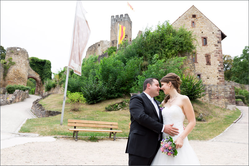 Brautpaar Fotoshooting auf Burg Rötteln. Hochzeit Lörrach fotografiert von Fotograf Soraya Häßler