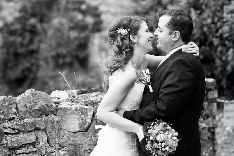 Brautpaar Fotoshooting auf Burg Rötteln. Hochzeit Lörrach fotografiert von Fotograf Soraya Häßler