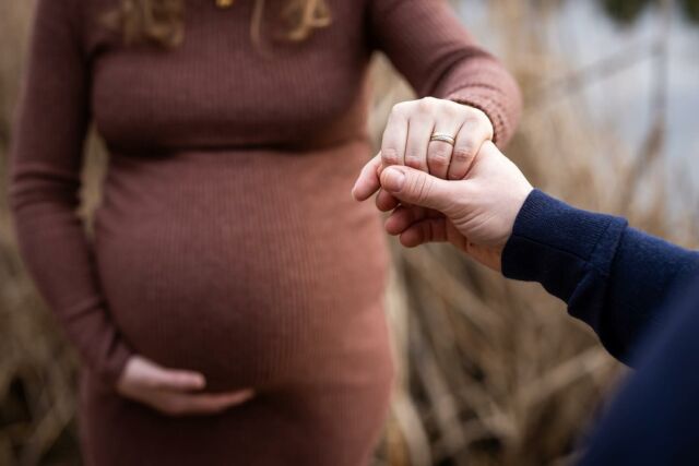 Babybauch Fotoshooting im #grütt mit schönen #See im Hintergrund. 

#familyphotographer #fotografinlörrach #schwanger2024 #fotografinrheinfelden #babybauch #liebeimbauch #maternity #babybauchbilder #sorayaburgerphotography #pregnent #vorfreude #schwangerschaftsfotografie #familienzeit #elternwerden2024