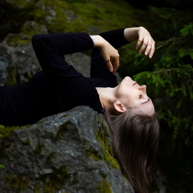 Kürzlich hatte ich die Gelegenheit, mit der talentierten Künstlerin Laurah ein wundervolles #Fotoshooting im #Wald zu inszenieren. Diese magische Umgebung verleiht den Bildern eine ganz besondere Atmosphäre, welche ich wirklich mag. 
Ich freue mich euch einige Impressionen aus diesem Fotoshooting präsentieren zu können. 😊

Schaut auch gerne mal bei @laurahs.artstudio vorbei.