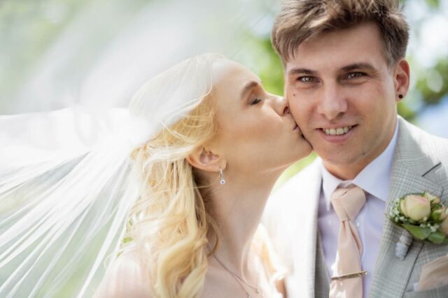 Dieses Brautpaar habe ich letzte Jahr bei einem Pferde Fotoshooting kennengelernt und mich sehr gefreut, auch die Hochzeit zu begleiten. 💕
Das #Brautpaarshooting fand auf dem Tüllinger Hügel in Lörrach statt. Ein richtig schöner Ort mit atemberaubender Aussicht. 
Bald werde ich euch noch weitere Bilder von diesem wundervollen Brautpaar zeigen können. 

#hochzeitsfotograflörrach #tüllingen #lörrach #hochzeitsfotografin #brautpaar2024 #hochzeitsplanung2025
#unvergesslichemomente #realwedding #love #hochzeitlörrach #beeluckypictures